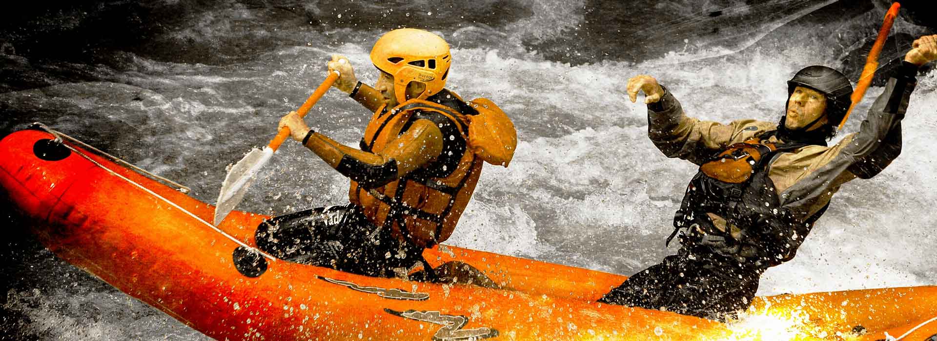 Deux personnes dans un canoraft sur l'Isère