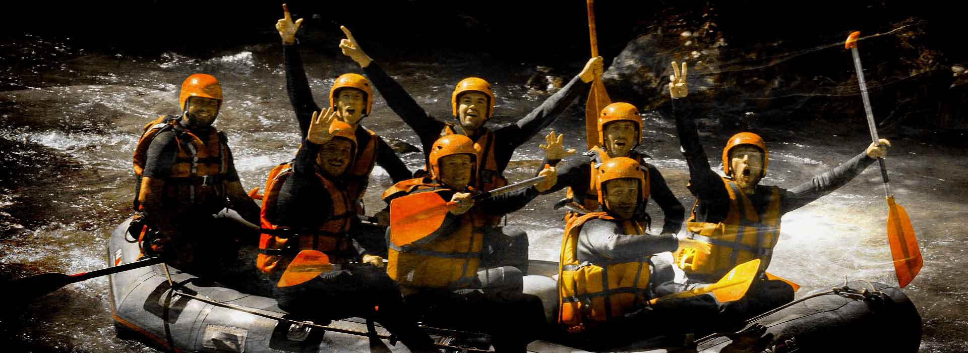 8 gars heureux sur un raft grâce à l'équipe des Coureurs de Rivières de Bourg Saint Maurice