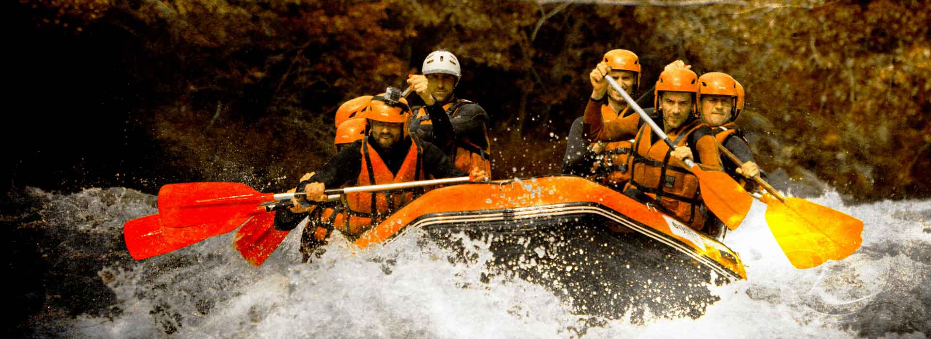 8 guys in action in a raft in the whitewater rapids of Bourg-Saint-Maurice Les Arcs