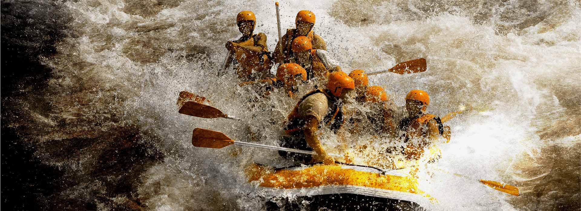 Rafting en Savoie dans les rapides avec un max d'éclaboussure. tout le monde s'accroche