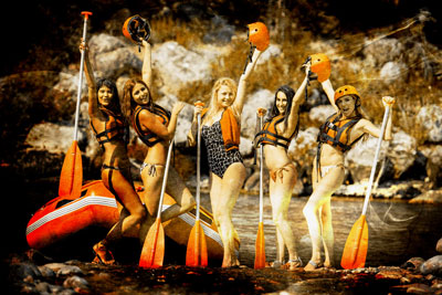5 filles sexy avec pagaie à la main devant un raft