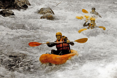3 canoe-rafts se suivent sur l'Isère déchainée