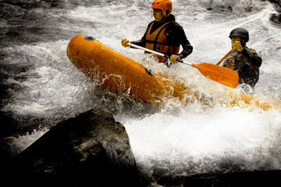 Le Client et son guide dans le canoe-raft sur l'Isère à Bourg Saint Maurice