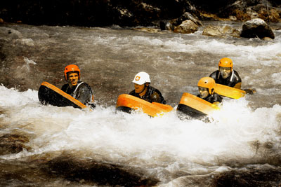 4 hydrospeeds dans l'eau proche de Bourg Saint Maurice