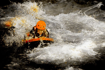 Un gars en hydrospeed dans des rapides mouvementés