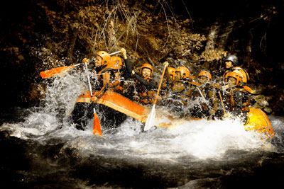 Raft sur l'eau avec 8 gamins en mode découverte à Bourg Saint Maurice