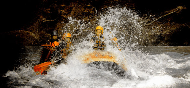 Raft en action dans les rapides de l'Isère